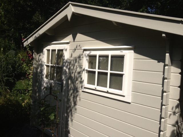 Frisch gestrichene Gartenhütte