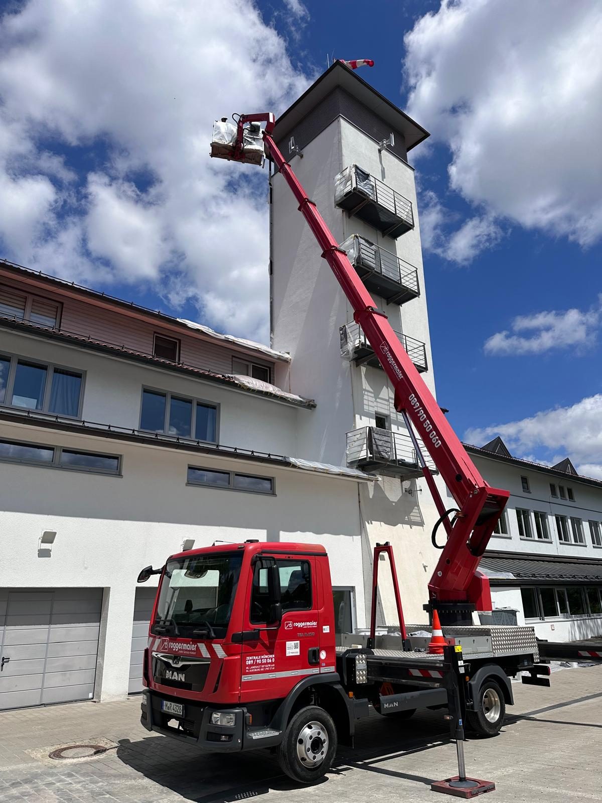 Hebebühne vor dem fast 30 Meter hohen Schlauchturm der Feuerwehr Aschheim