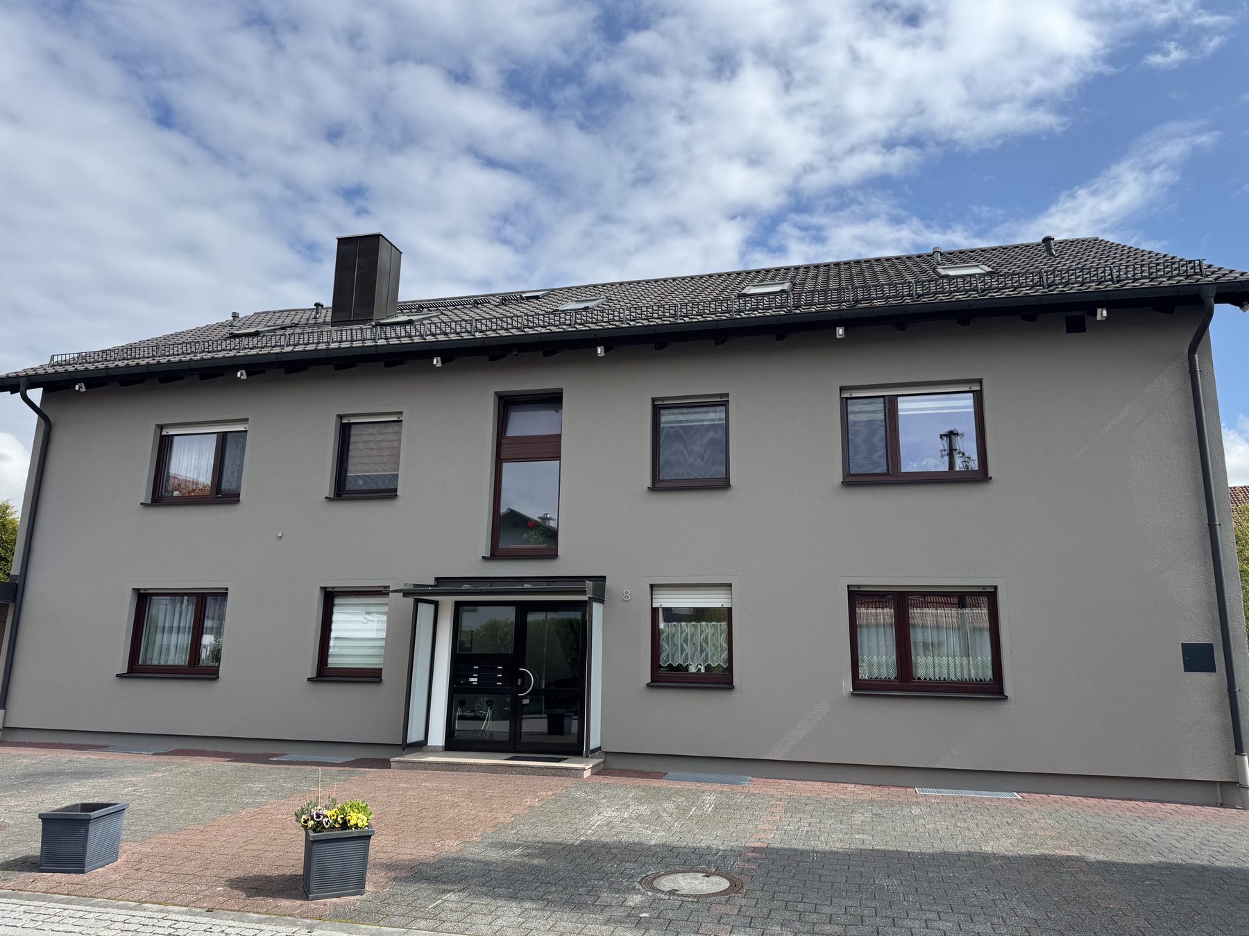 Mehrparteienhaus in Aschheim nach dem Anstrich